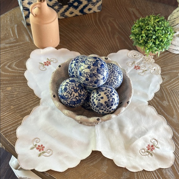 NEW! Elegant Vintage Inspired Creamy White Floral Embroidered Table Scarf Runner - Picture 4 of 8